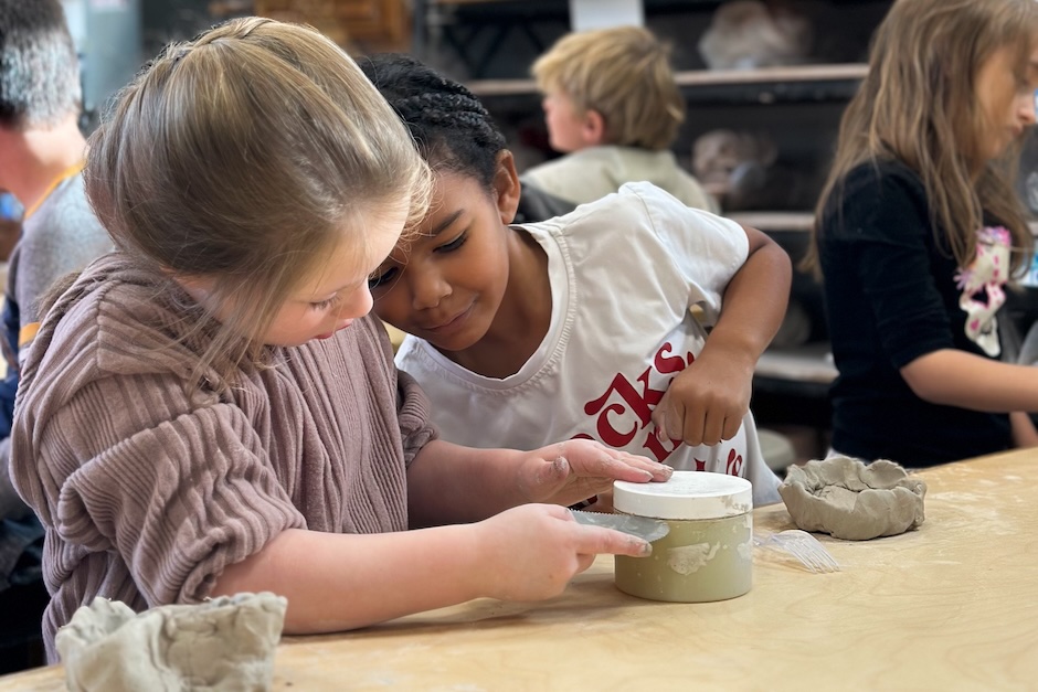 girls scltuping with clay